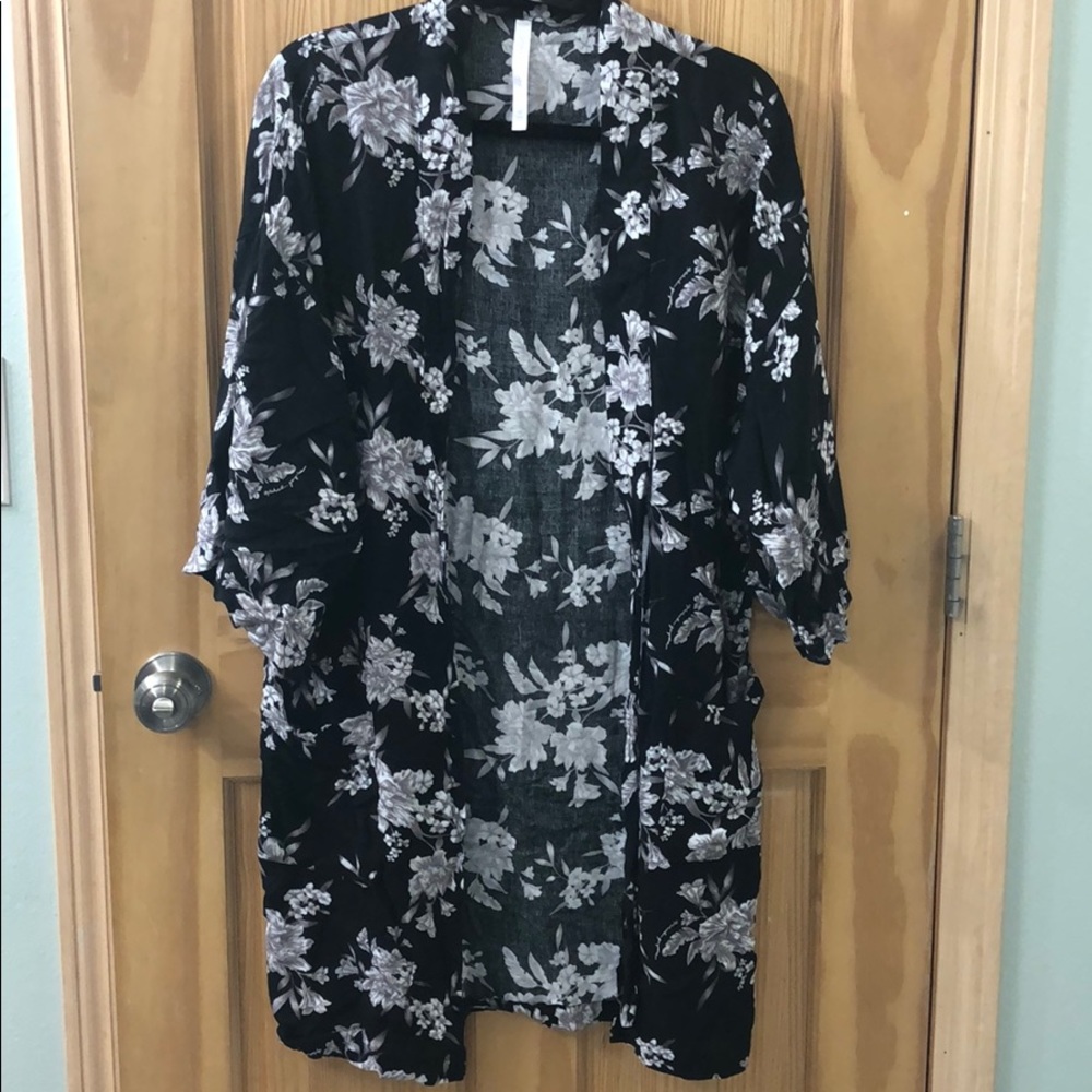4 for $20 🌼 Kimono